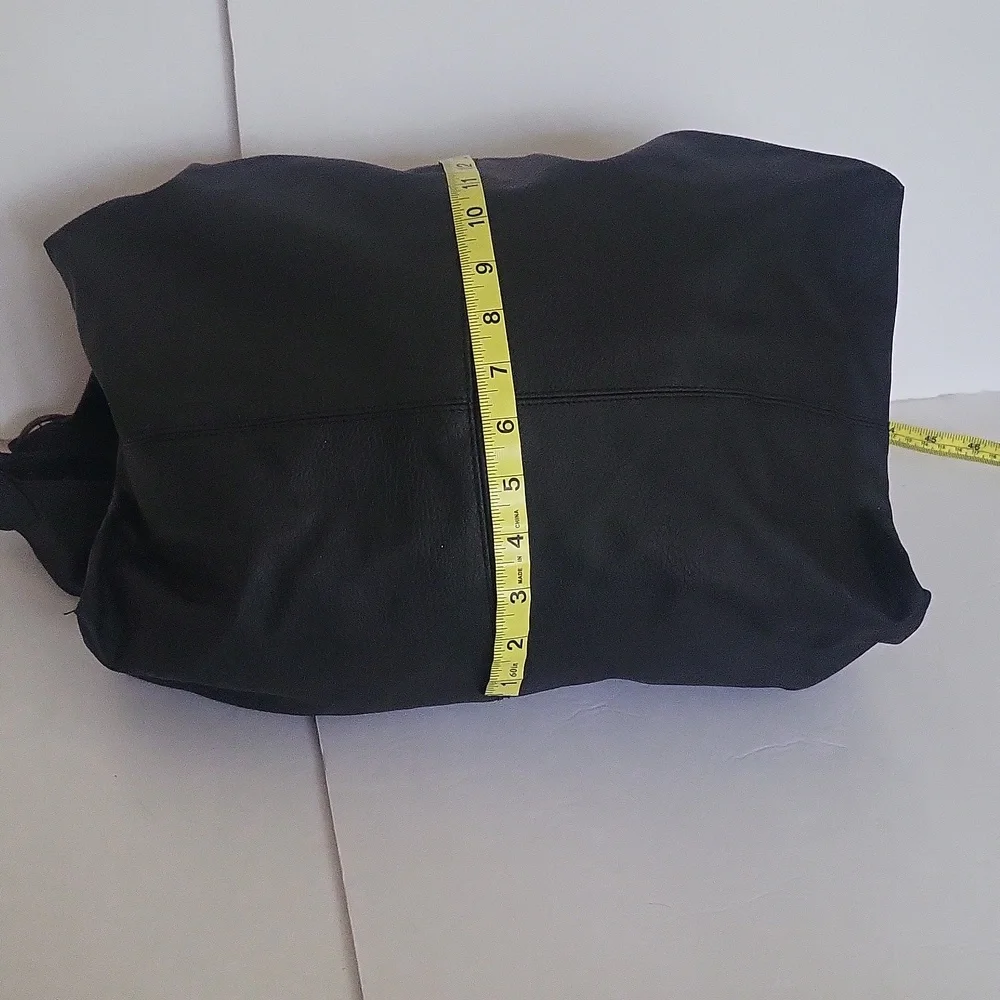 NWOT Maurices Black Vegan Pebble Leather Hobo/Backpack - Picture 4 of 8